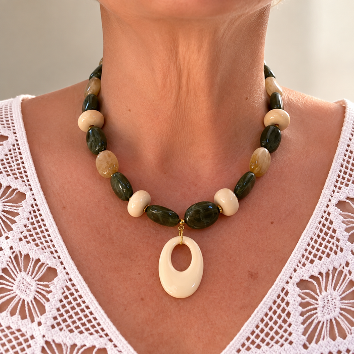 Collier doré Naya- perles acrylique-fermoir en T