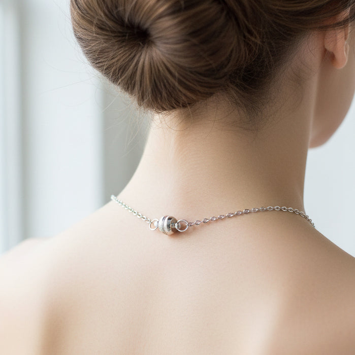 Chaine argentée Laura-pendentif ovale ajouré et fermoir magnétique