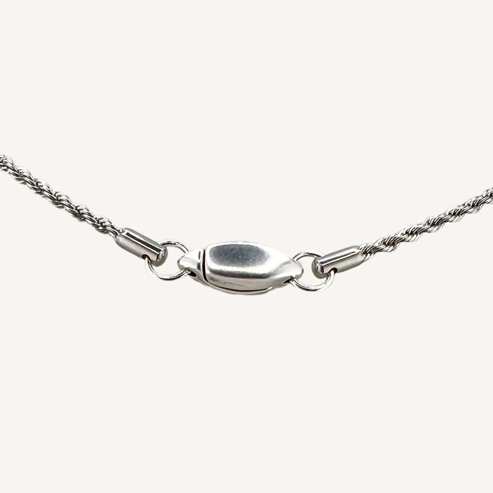 Chaine argentée Louise-pendentif ovale gravé et fermoir magnétique