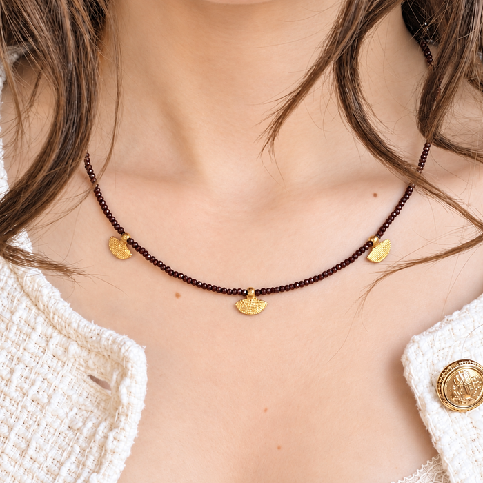 Collier doré Eline-perles de verre facettées et fermoir magnétique