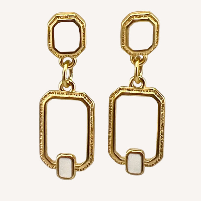 Boucles d'oreilles dorées Pompadour-résine nacrée et clous plaqués or