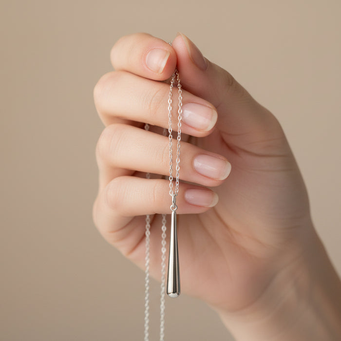 Chaine argentée Nina-pendentif goutte et fermoir magnétique