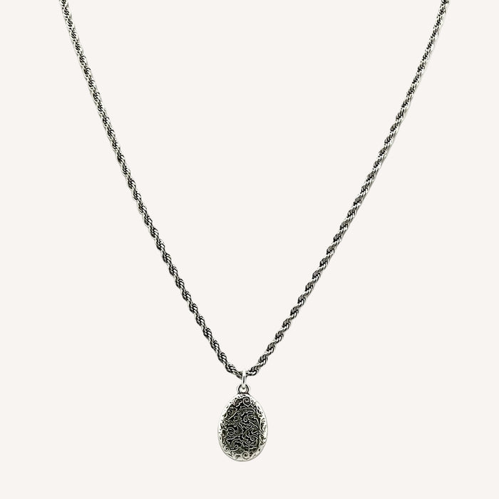 Chaine argentée Louise-pendentif ovale gravé et fermoir magnétique