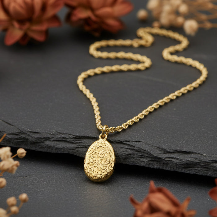 Chaine dorée Louise-pendentif ovale gravé et fermoir magnétique