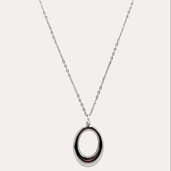 Chaine argentée Laura-pendentif ovale ajouré et fermoir magnétique