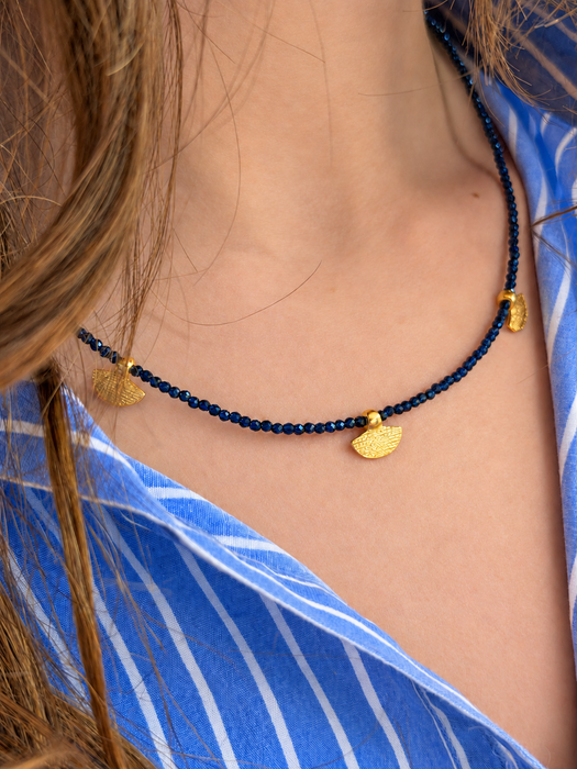 Collier doré Eline-perles de verre facettées et fermoir magnétique