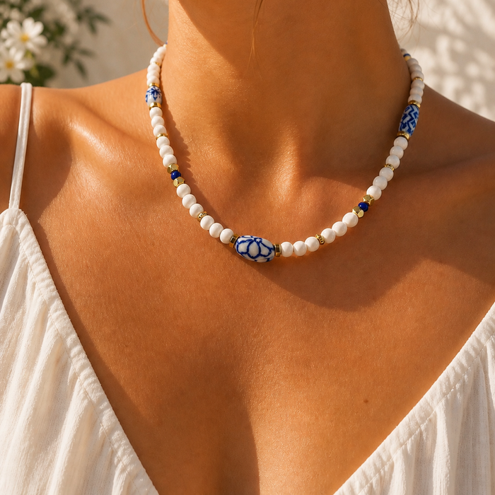 Collier doré Athéna-perles de verre, céramique bleu de Delft et fermoir en T