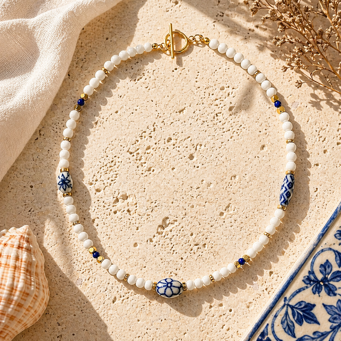Collier doré Athéna-perles de verre, céramique bleu de Delft et fermoir en T