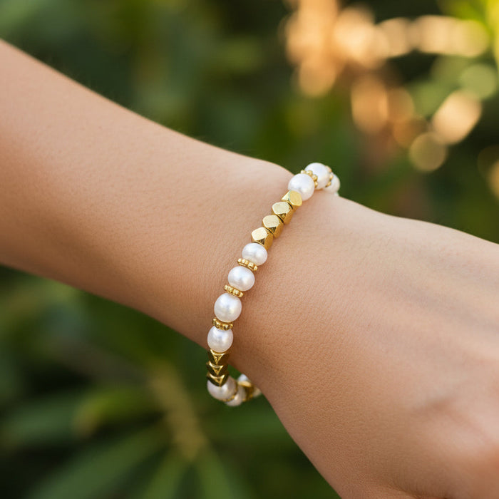 Bracelet doré Mathilde-perles d'eau douce et hématite et élastique