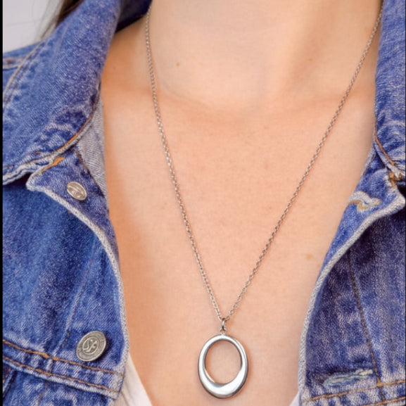 Chaine argentée Laura-pendentif ovale ajouré et fermoir magnétique