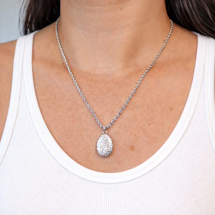 Chaine argentée Louise-pendentif ovale gravé et fermoir magnétique