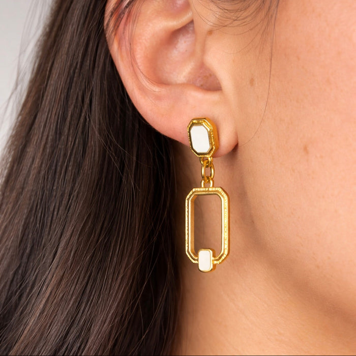 Boucles d'oreilles dorées Pompadour-résine nacrée et clous plaqués or