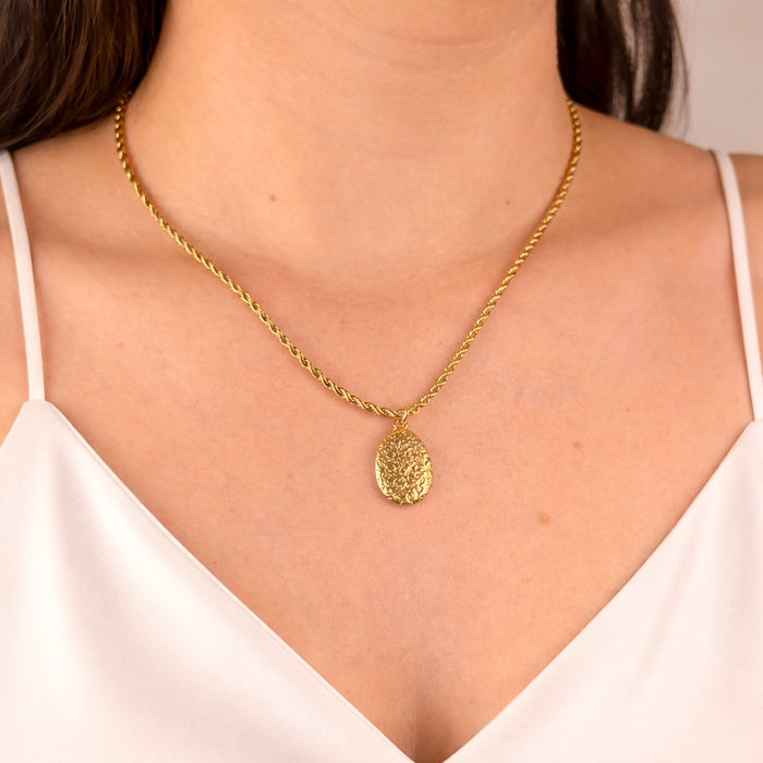 Chaine dorée Louise-pendentif ovale gravé et fermoir magnétique