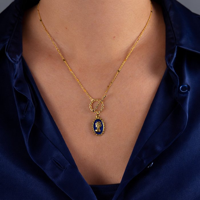 Chaine dorée Joséphine-pendentif camée et fermoir en T