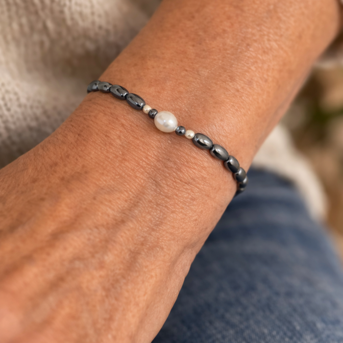 Bracelet anthracite Adélaïde-perle d'eau douce et élastique