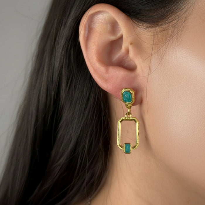 Boucles d'oreilles dorées Pompadour-résine nacrée et clous plaqués or